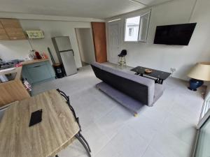 a living room with a couch and a table at Chambres d'hôtes dans Villa à Chateauboeuf in Fort-de-France