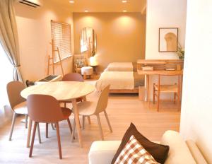 美瑛町Lalafofofo的一间带床、桌椅的酒店房间