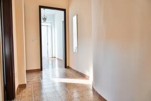 een gang met een open deur en een gang bij Cosentino apartment in Marzamemi
