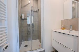 Saint-Martin-le-VinouxLe Vinoux - Schneider - EDF - ST Micro - CEA的水槽旁边有玻璃门的淋浴间 更多23张照片