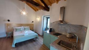 a kitchen with a bed and a sink in a room at Green Paradise Glamping in Covas