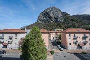 Saint-Martin-le-VinouxLe Vinoux - Schneider - EDF - ST Micro - CEA的一座有建筑的城镇的山