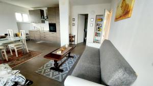 Ruang duduk di Entire apartments with stunning view