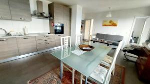 Dapur atau dapur kecil di Entire apartments with stunning view