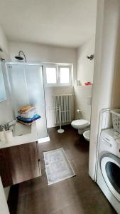 Bilik mandi di Entire apartments with stunning view +12 gambar