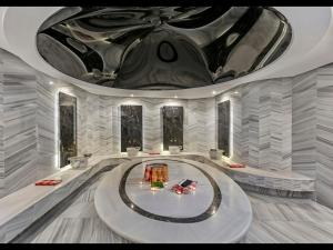 ein großer Raum mit einer hohen Decke und einem Tisch in der Unterkunft B Business Hotel & Spa in Antalya