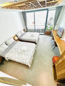 Postel nebo postele na pokoji v ubytování 306MSNK Luxe Twin Studio l Balcony & Kitchen