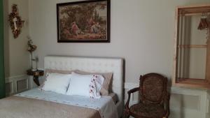 a bedroom with a bed and a picture on the wall at Casa Vila Palmeira in Fermelã