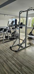 une salle de sport avec tapis de course et vélos elliptiques dans une pièce dans l'établissement RESIDENCE DreamS PARADISE STUDIOS APPARTEMENT ET SUITE BAIGNOIRE, au Diamant