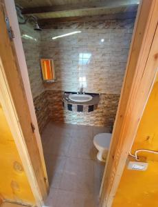 Nuweiba‘ el Muzeinahにあるمخيم مبروكهのトイレと洗面台付きのバスルーム