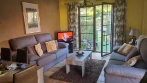 un salon avec un canapé et une télévision dans l'établissement Casablanca, House Near Benidorm, à Finestrat