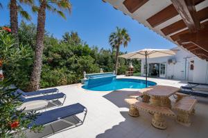 Πισίνα στο ή κοντά στο Villa BiniAkachum