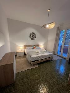 a bedroom with a bed and two lamps and a window at Casa GIOSA in Baia Verde