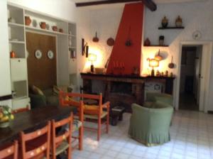 a living room with a fireplace and a table and chairs at Villino a Fiuggi in Fiuggi
