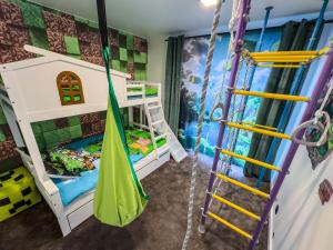 Camera con letti a castello e altalena di Craft&Fun Apartament w stylu Minecraft - Jastrzębia Góra - Ku Słońcu a Jastrzębia Góra