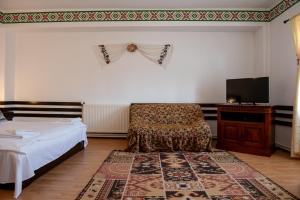 TV a/nebo společenská místnost v ubytování Hanul Răzeșilor - Cinstim tradiția Moldovei