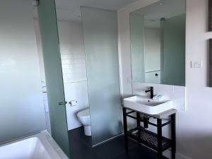 O baie la THE DEVLIN APARTMENTS 2 Bedroom Apartment near GMHBA stadium in Geelong - G01 +15 fotografii