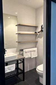 O baie la THE DEVLIN APARTMENTS 2 Bedroom Apartment near GMHBA stadium in Geelong - G01