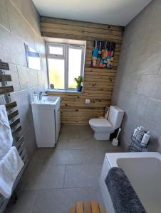 Koupelna v ubytování Chichester House I Garden with Hot Tub I Free Parking I Nearby Beaches I Chichester Holiday Properties + 56 fotografií