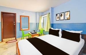 Un dormitorio con una cama grande con paredes azules. en MOONLIGHT Inn, en Hyderabad