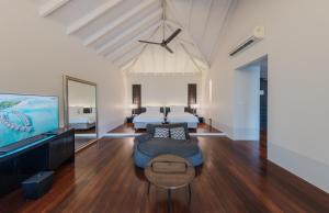 Noku Maldives, Vignette Collection的电视和/或娱乐中心