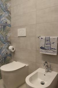 ein Badezimmer mit Toilette und Waschbecken und Handtuch in der Unterkunft Casa Maria in Santa Cesarea Terme + 26 Fotos