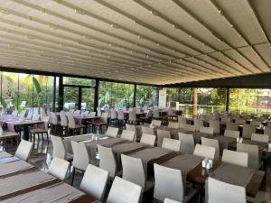 Ein Restaurant oder anderes Speiselokal in der Unterkunft B Business Hotel & Spa 