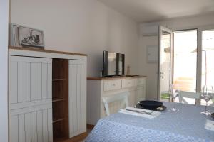 ein Esszimmer mit einem Tisch und einem blauen Tischtuch in der Unterkunft Casa Maria in Santa Cesarea Terme