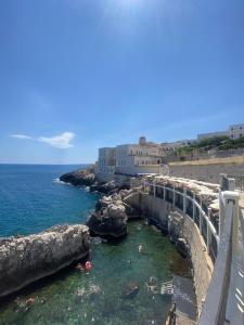 eine Gruppe von Menschen im Wasser in der Nähe eines Strandes in der Unterkunft Casa Maria in Santa Cesarea Terme
