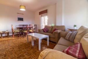 ein Wohnzimmer mit einer Couch und einem Tisch in der Unterkunft Hermanos Pinzón in Zamora