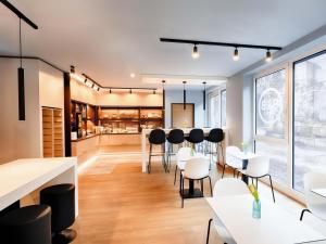 ボーフムにあるB&B Hotel Bochum-Cityのダイニングルーム、キッチン(白い椅子、テーブル付)