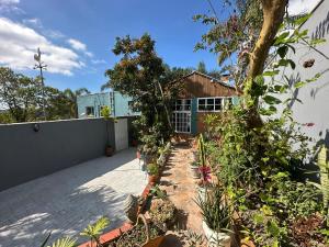 Garður fyrir utan Arthi - LINDO LOFT RECANTO DOS PASSARINHOS com HIDROMASSAGEM!