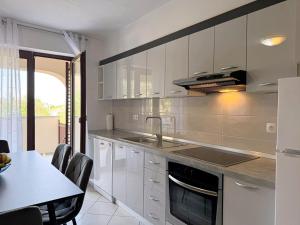 Kuchyň nebo kuchyňský kout v ubytování Apartment Dunato I