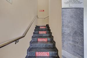 a staircase with a sign that says roosts at Hotel O Maruthi Paradise Netaji Udyanavana Park in Bengaluru