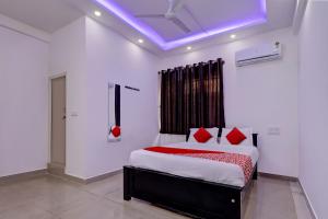 a bedroom with a bed with a purple ceiling at Hotel O Maruthi Paradise Netaji Udyanavana Park in Bengaluru +23 photos
