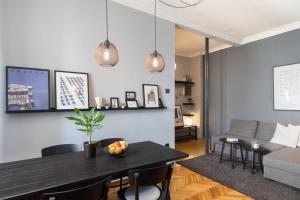 A seating area at Stylish apt under the Acropolis