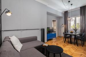 A seating area at Stylish apt under the Acropolis