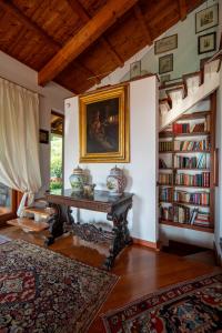 Una habitación con una mesa con jarrones. en Villa DAutore, en Alba