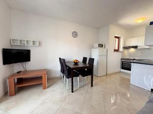 Kuchyň nebo kuchyňský kout v ubytování Apartment Dunato I