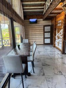 TV a/nebo společenská místnost v ubytování Zrub House + 36 fotografií