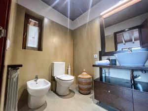 un baño con inodoro y lavabo en Cal Peró - Casa de montaña, en Caixáns 40 fotos más