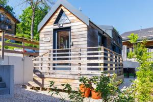 Les AlliésにあるTiny house Kaphaの大きな木製の階段のある小さな家 +18枚の写真