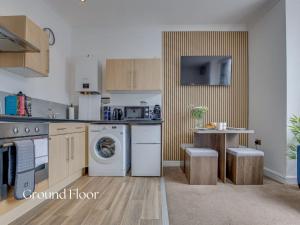 a kitchen with a washer and dryer at Inviting 2-Bed apartments - Perfect for Contractors & Business Travellers Parking - Wi-Fi - Netflix in Retford +39 photos