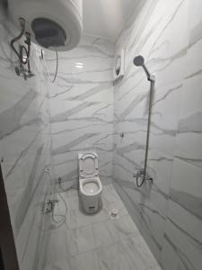 a white bathroom with a toilet and a shower at منازل بريدة للشقق المفروشة in Buraydah +23 photos