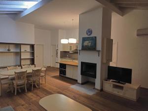 Μια τηλεόραση ή/και κέντρο ψυχαγωγίας στο Villa Casablanca with private pool