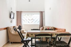 a living room with a dining room table and chairs at Sobrado Vista Mar 30m da Praia in Peruíbe
