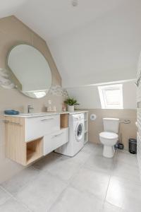 a bathroom with a toilet and a sink and a mirror at Appartement 6 personnes proche strasbourg avec parking in La Wantzenau +11 photos