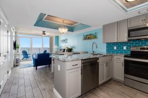 Η κουζίνα ή μικρή κουζίνα στο Azorean Breeze by Casanita Properties - Luxury 2BR Suite