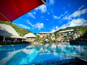 - Vistas al complejo desde la piscina en Heimata Blue - Suite Luxe Vue Mer, en Arue