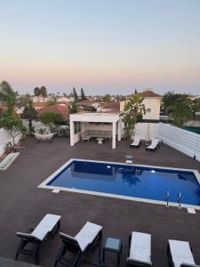 La alberca dentro o cerca de Villa Quadralea